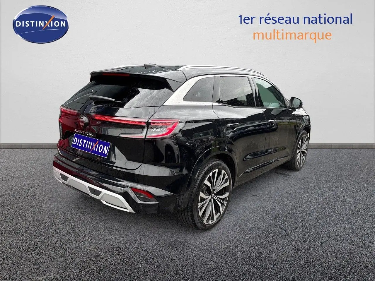 Vue 3/4 arrière droite du Renault Austral noir étoile métal avec jantes alliage et feux arrière LED étirés.