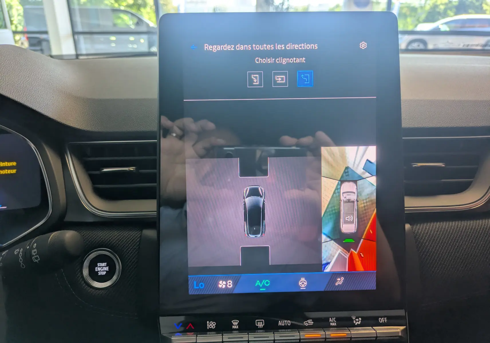 Écran central tactile affichant la caméra 360° et les options de climatisation du Renault Symbioz noir, vue intérieure frontale.