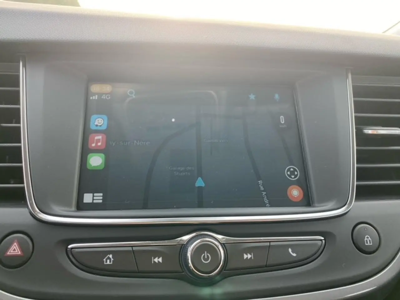 Écran tactile 7 pouces du système multimédia de l'Opel Crossland noir métal, affichant la navigation GPS.