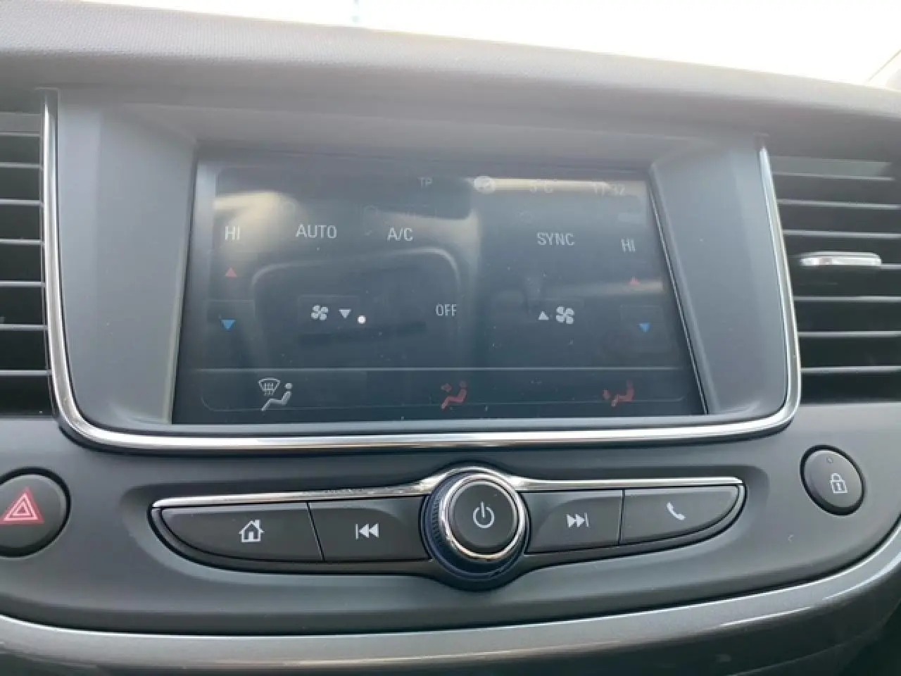 Tableau de bord de l'Opel Crossland 2022 avec écran tactile et commandes de climatisation visibles en gros plan.