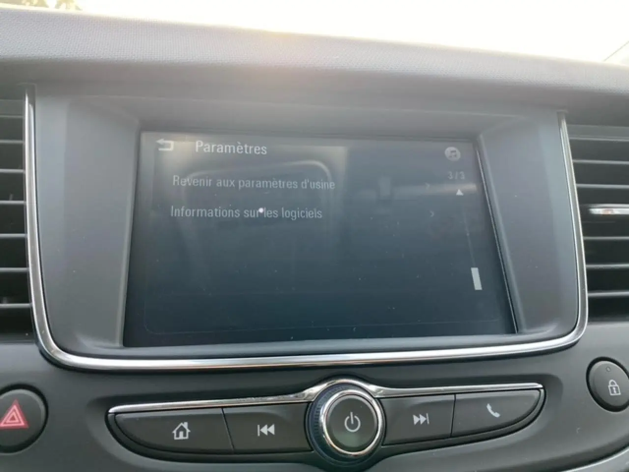 Écran tactile central de l’Opel Crossland noir métal, vue rapprochée du système multimédia et des commandes intégrées.