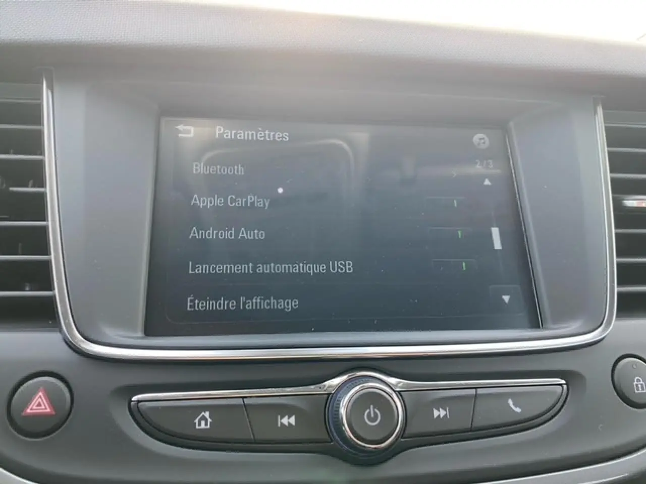 Écran tactile central de l'Opel Crossland 2022 affichant les paramètres Apple CarPlay et Android Auto.