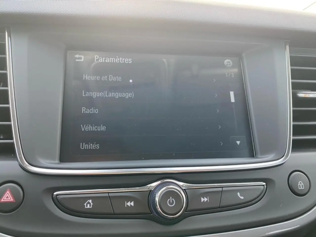 Écran tactile central du système multimédia de l’Opel Crossland noir métal, affichant le menu des paramètres.