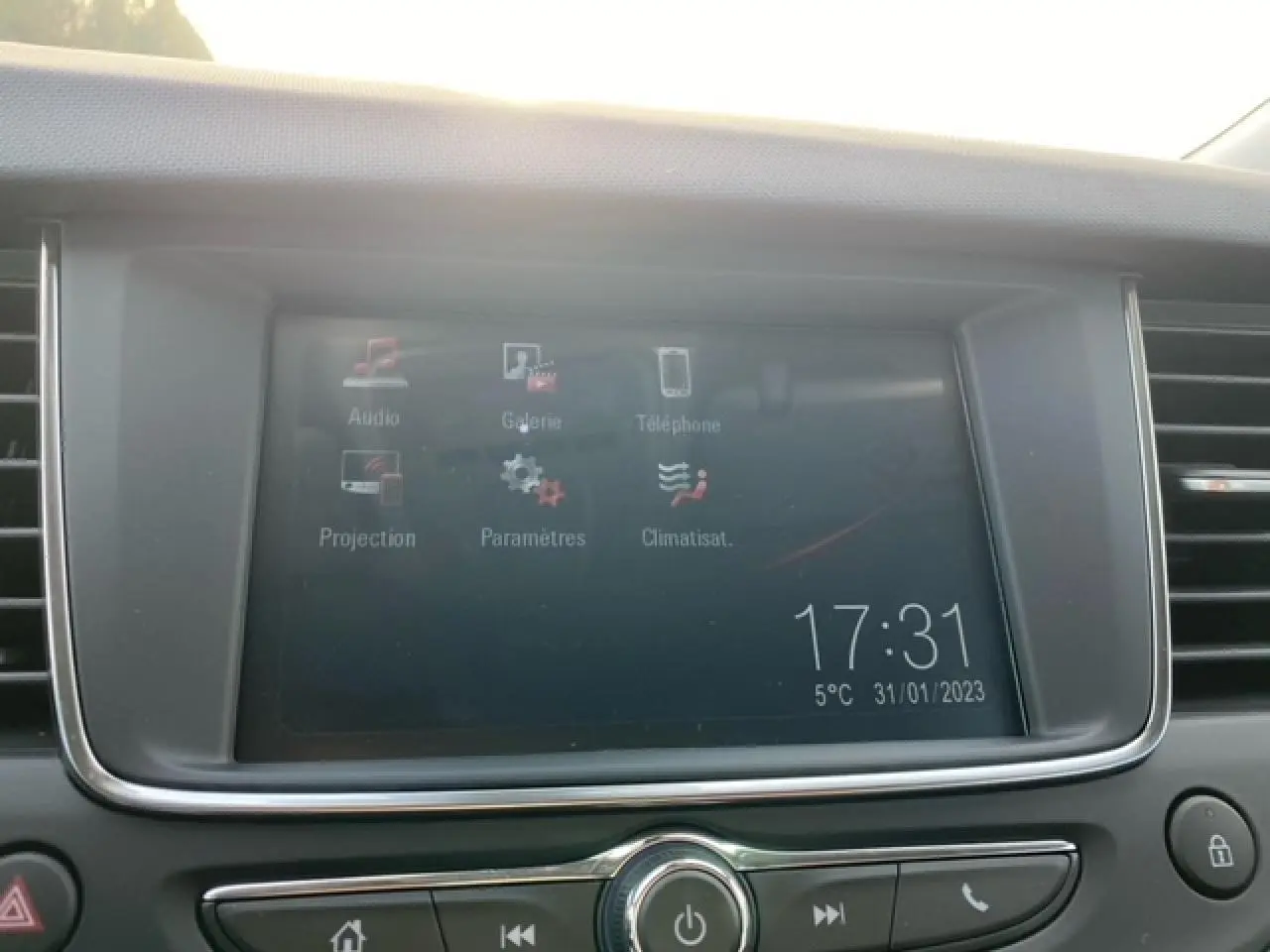 Écran tactile multimédia 7 pouces de l'Opel Crossland noir, affichant les options audio, téléphone et climatisation.