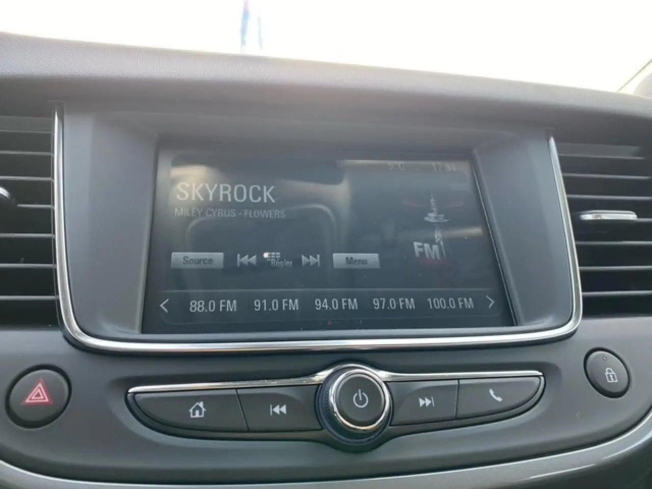 Écran tactile multimédia de l'Opel Crossland 2022 affichant la radio Skyrock, vue intérieure centrale du tableau de bord.