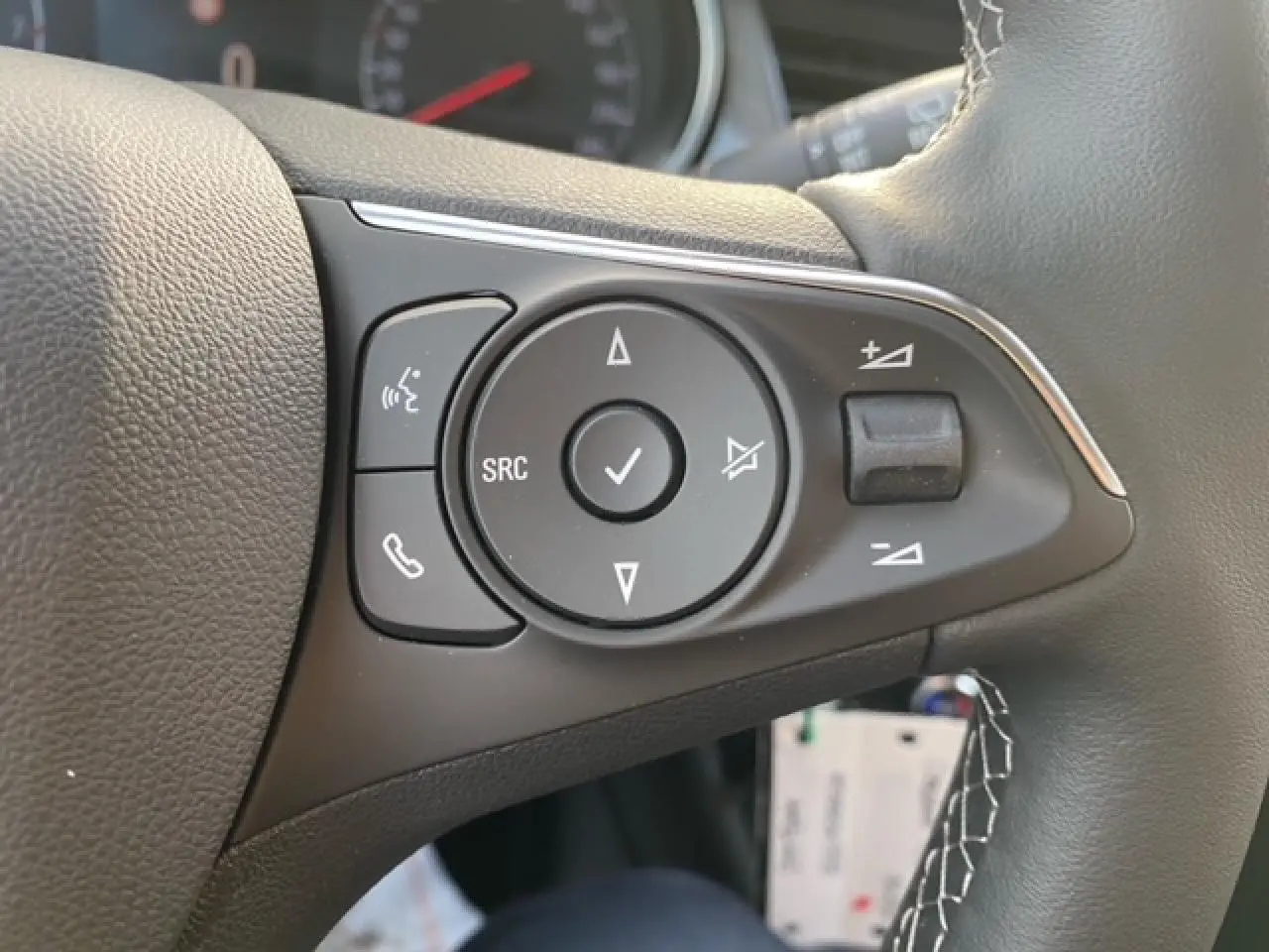 Gros plan sur les commandes audio et téléphone au volant cuir noir de l'Opel Crossland 2022 finition X Elégance.