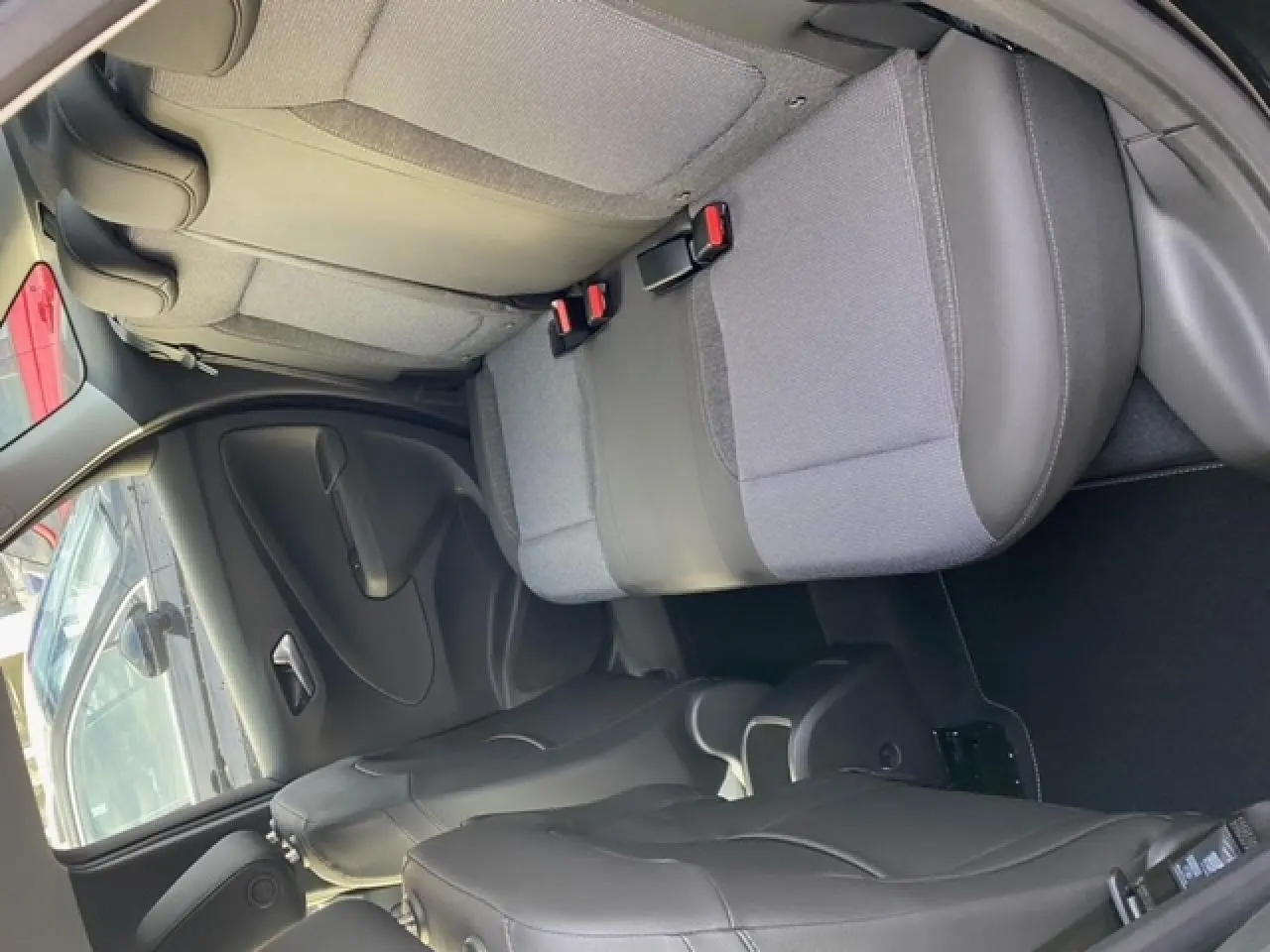 Vue intérieure côté droit de la banquette arrière grise et noire de l'Opel Crossland 2022 noir métal.