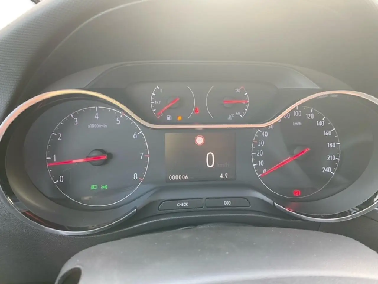 Vue rapprochée du tableau de bord de l'Opel Crossland noir métal 2022, affichant compte-tours et vitesse à zéro.