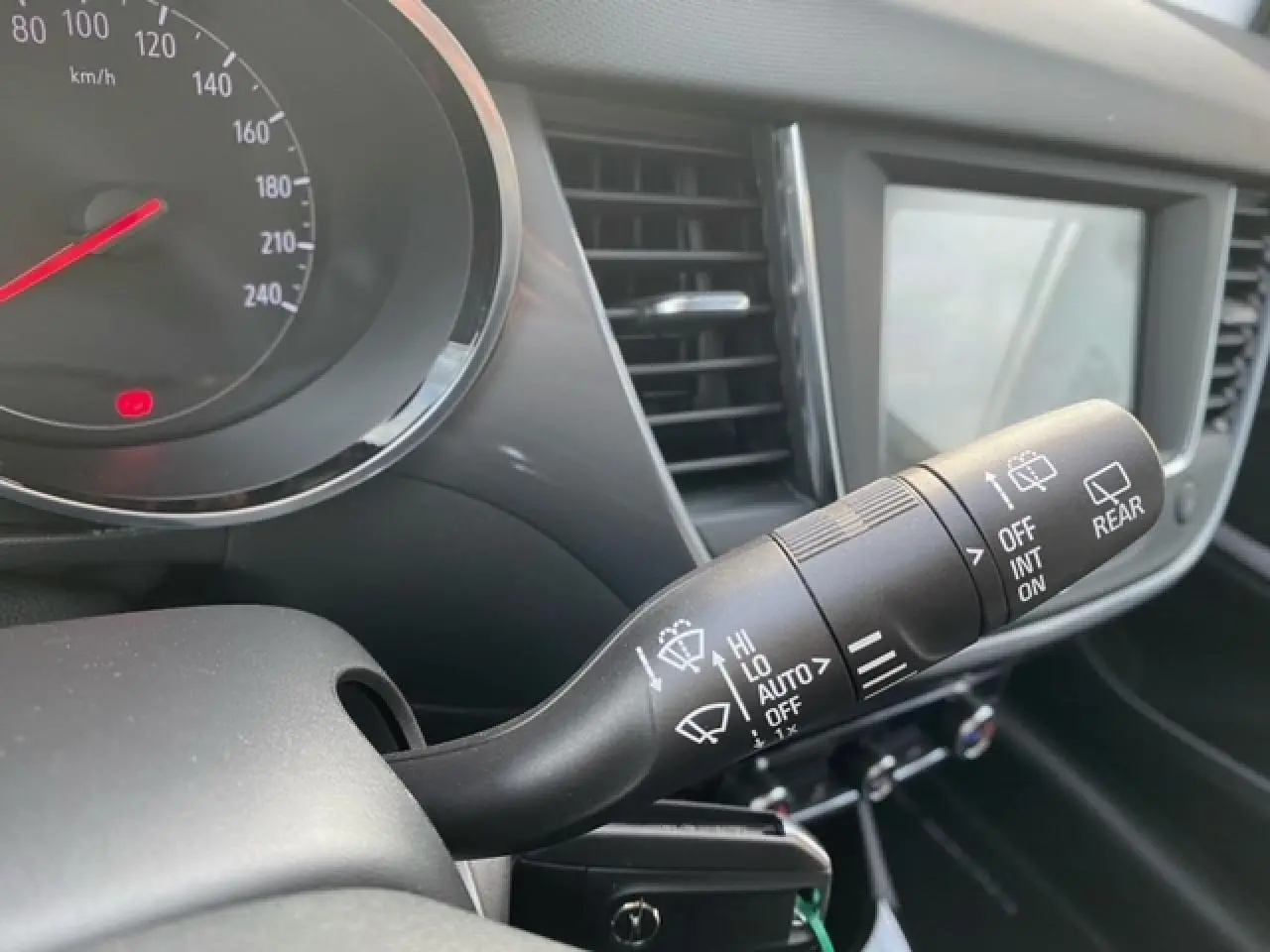 Gros plan sur la commande des essuie-glaces dans l'habitacle de l'Opel Crossland noir métal 2022, côté tableau de bord.