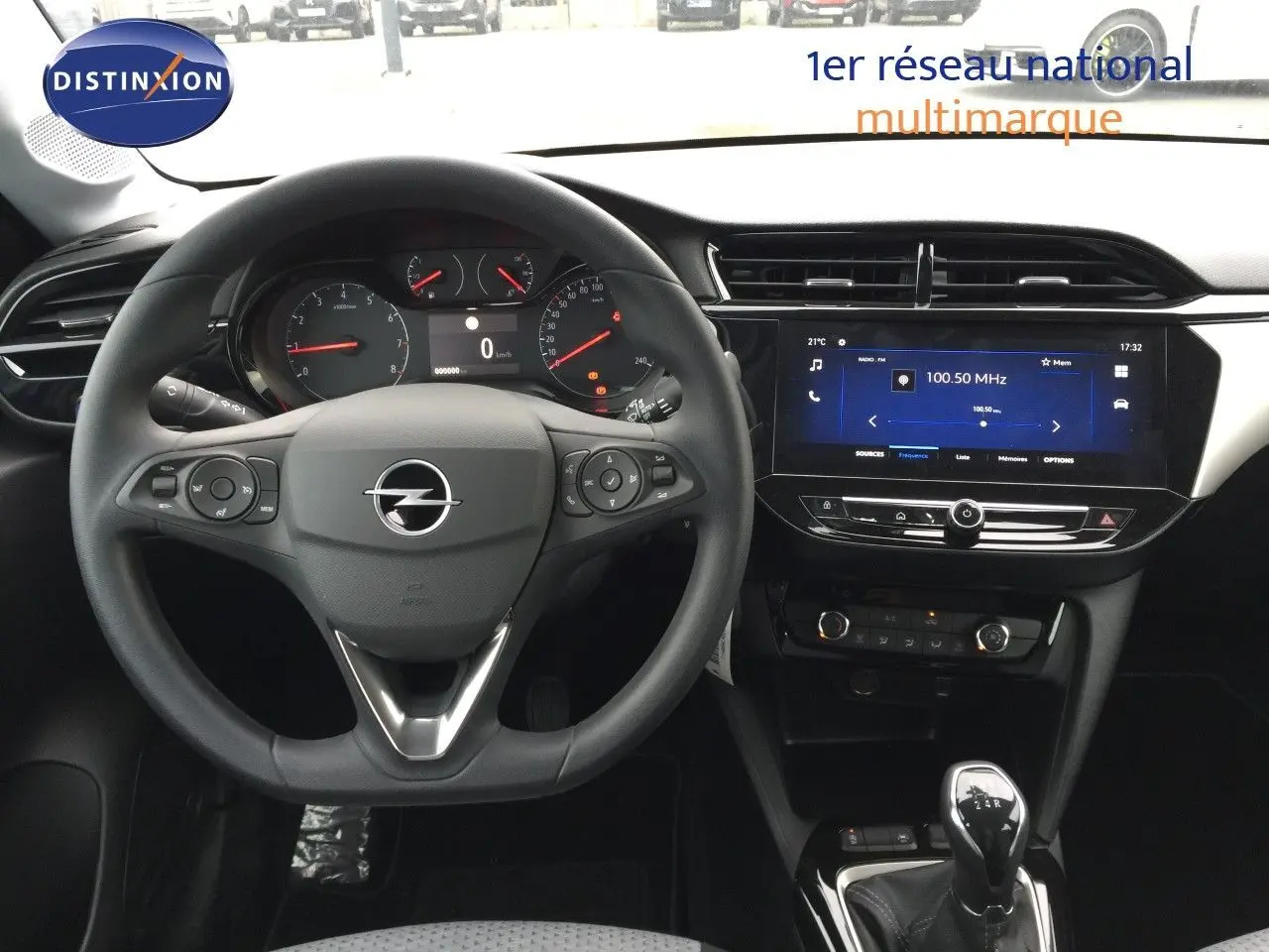Vue intérieure centrée sur le volant Opel Corsa 2025 avec tableau de bord numérique et écran tactile moderne.