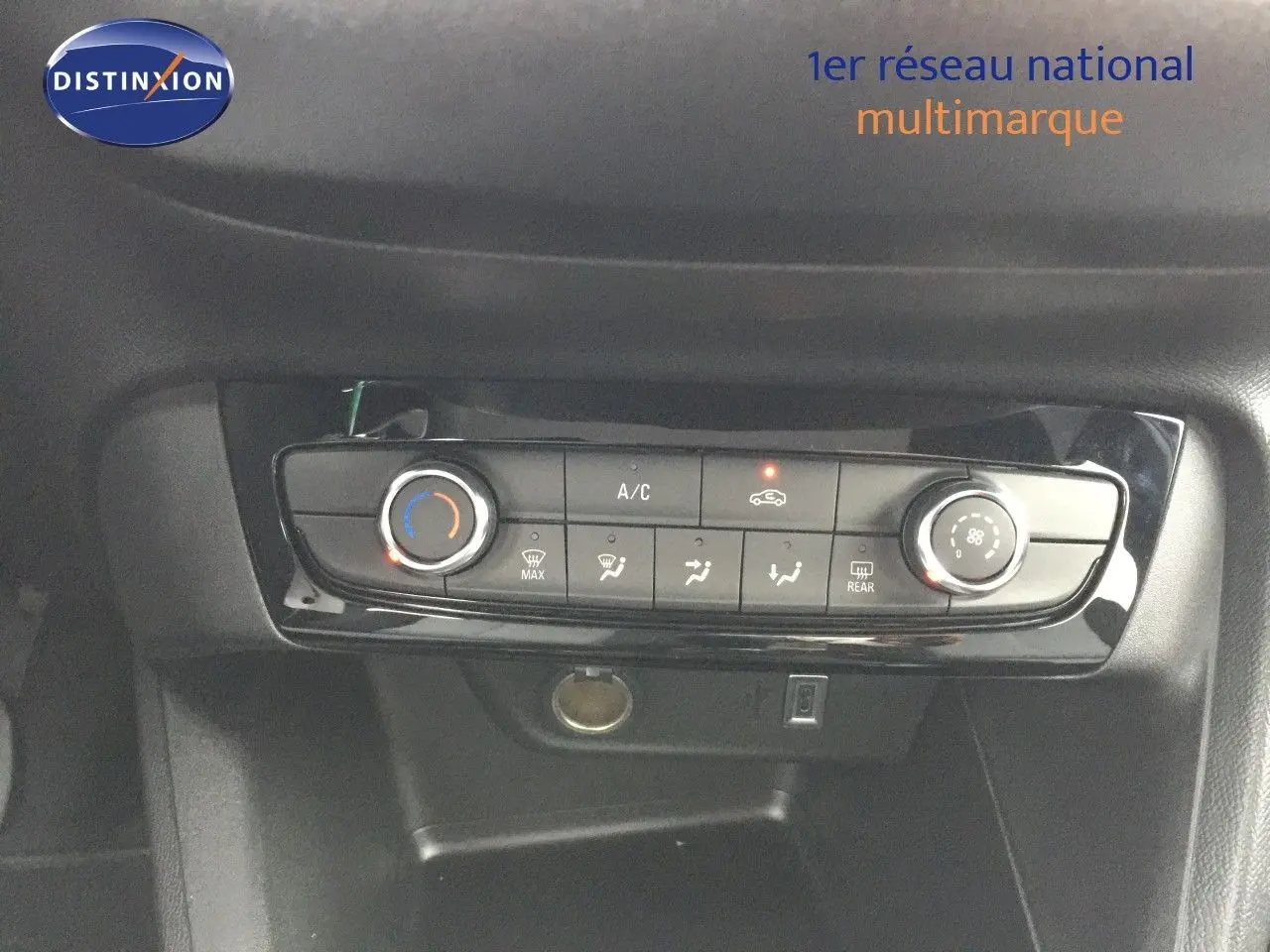 Panneau de commande de climatisation de l'Opel Corsa 2025 en gros plan, avec réglages manuels et finition noire brillante.