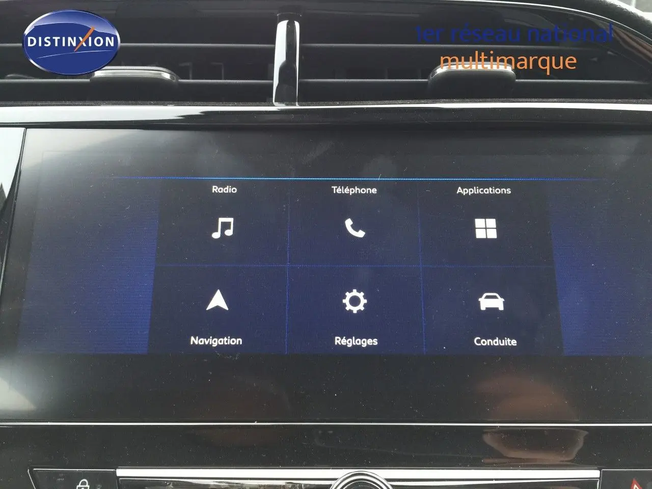 Écran tactile central de la console d'une Opel Corsa 2025, affichant les menus radio, téléphone et navigation.