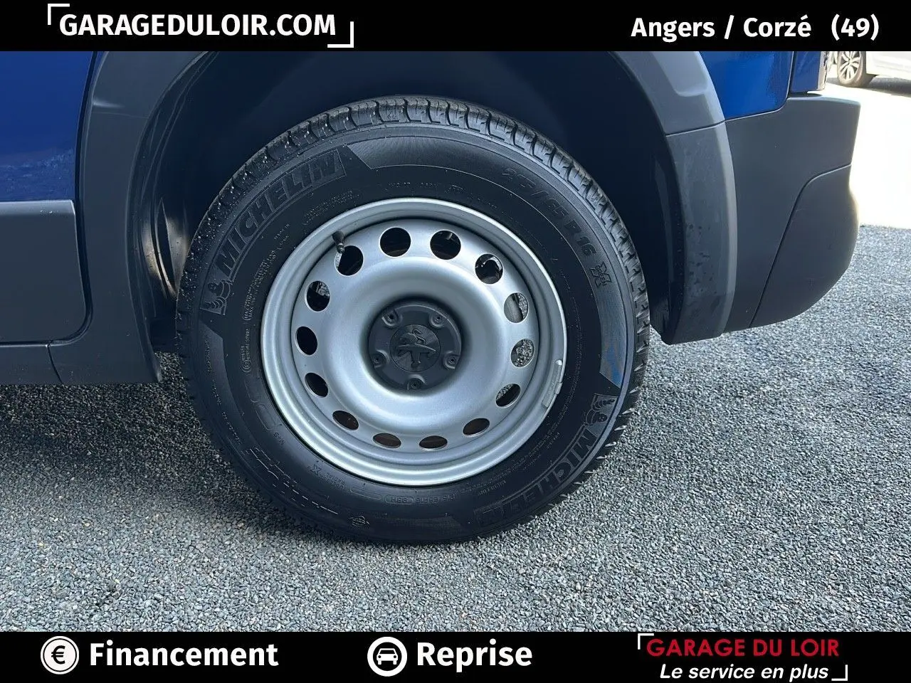Gros plan sur la roue avant droite en jante tôle argentée du Peugeot Rifter bleu 2024.