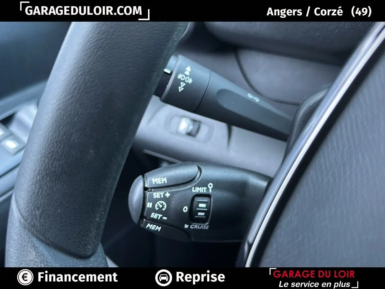Gros plan sur la commande de régulateur de vitesse derrière le volant du Peugeot Rifter bleu 2024.