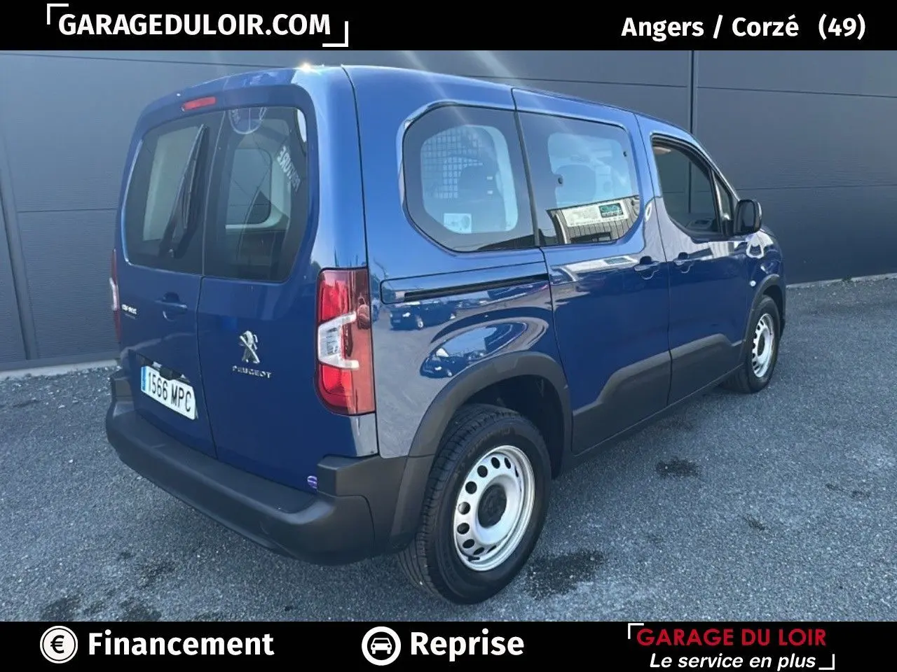 Vue 3/4 arrière droite d'un Peugeot Rifter bleu 2024 avec jantes tôles et porte latérale coulissante visible