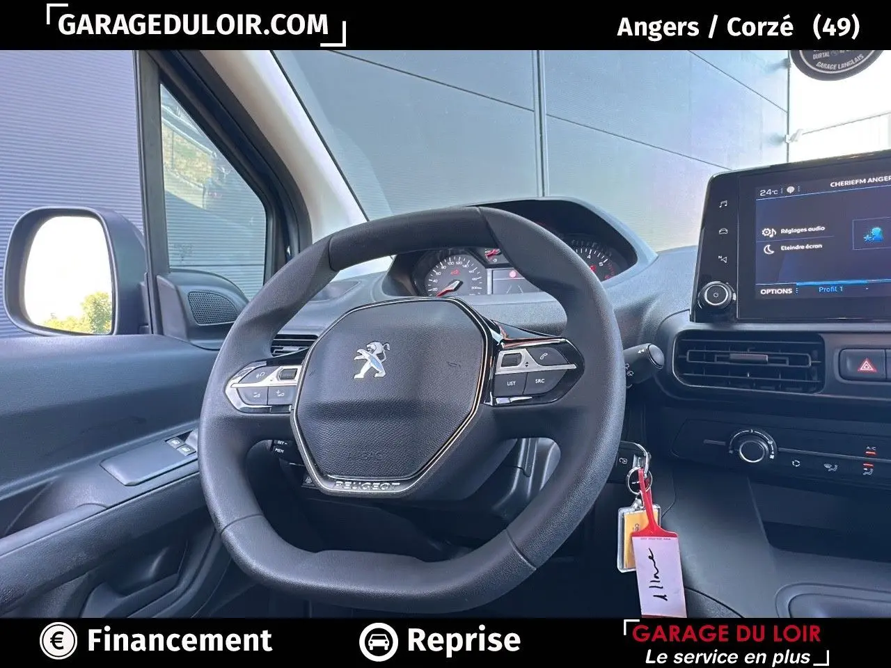 Vue intérieure du volant cuir multifonction du Peugeot Rifter 2024, avec tableau de bord et écran tactile visible côté conducteur.