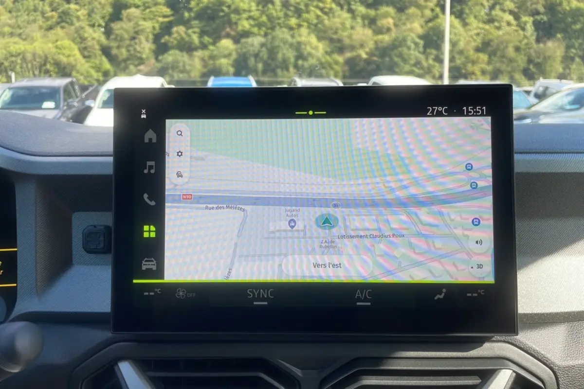 Écran tactile central du tableau de bord du Dacia Bigster Hybrid 155 Journey City affichant la navigation GPS.