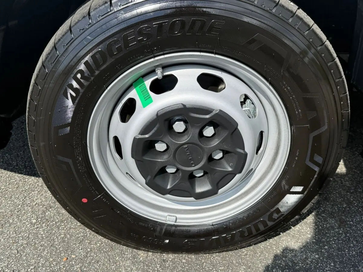 Gros plan sur la roue avant droite du fourgon blanc Iveco Daily 35S18 2026 avec jante acier grise et pneu Bridgestone.