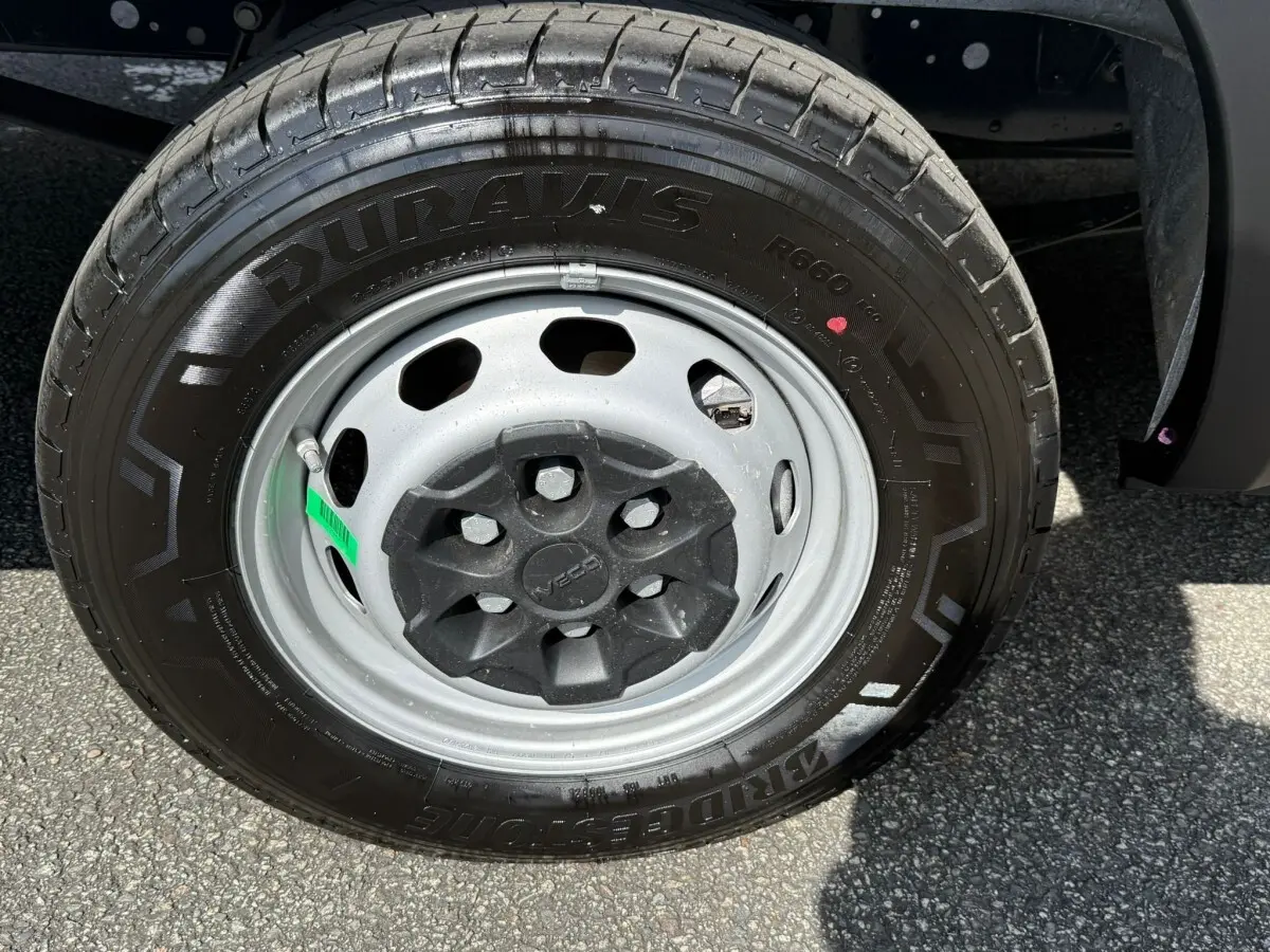 Gros plan sur la roue avant droite du Iveco Daily blanc 35S18 2026 avec jante acier et pneu Bridgestone Duravis.