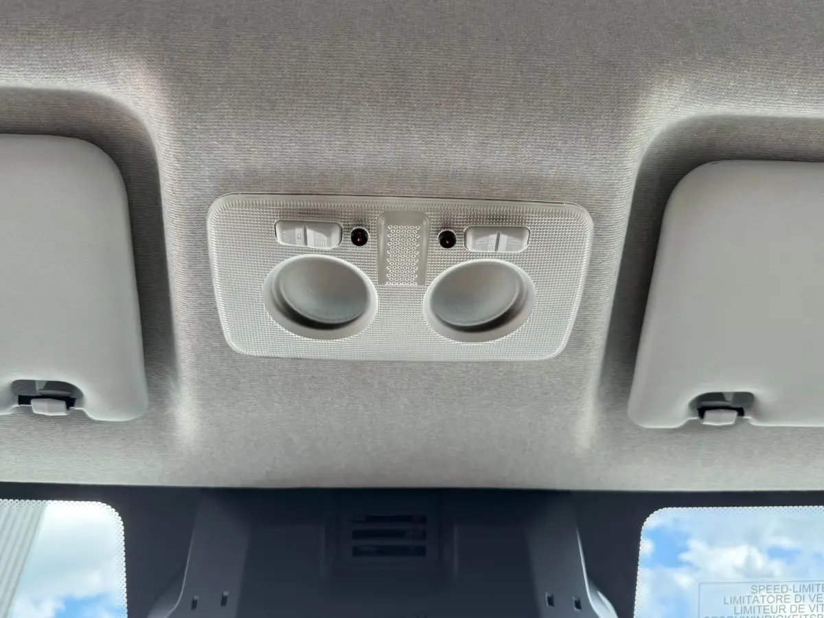 Plafonnier intérieur gris avec deux bouches d’aération, vu de dessous dans un Iveco Daily blanc.