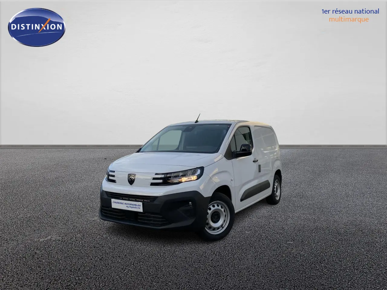 Peugeot Partner Fourgon blanc vu en 3/4 avant droit, avec calandre noire et jantes tôles grises.