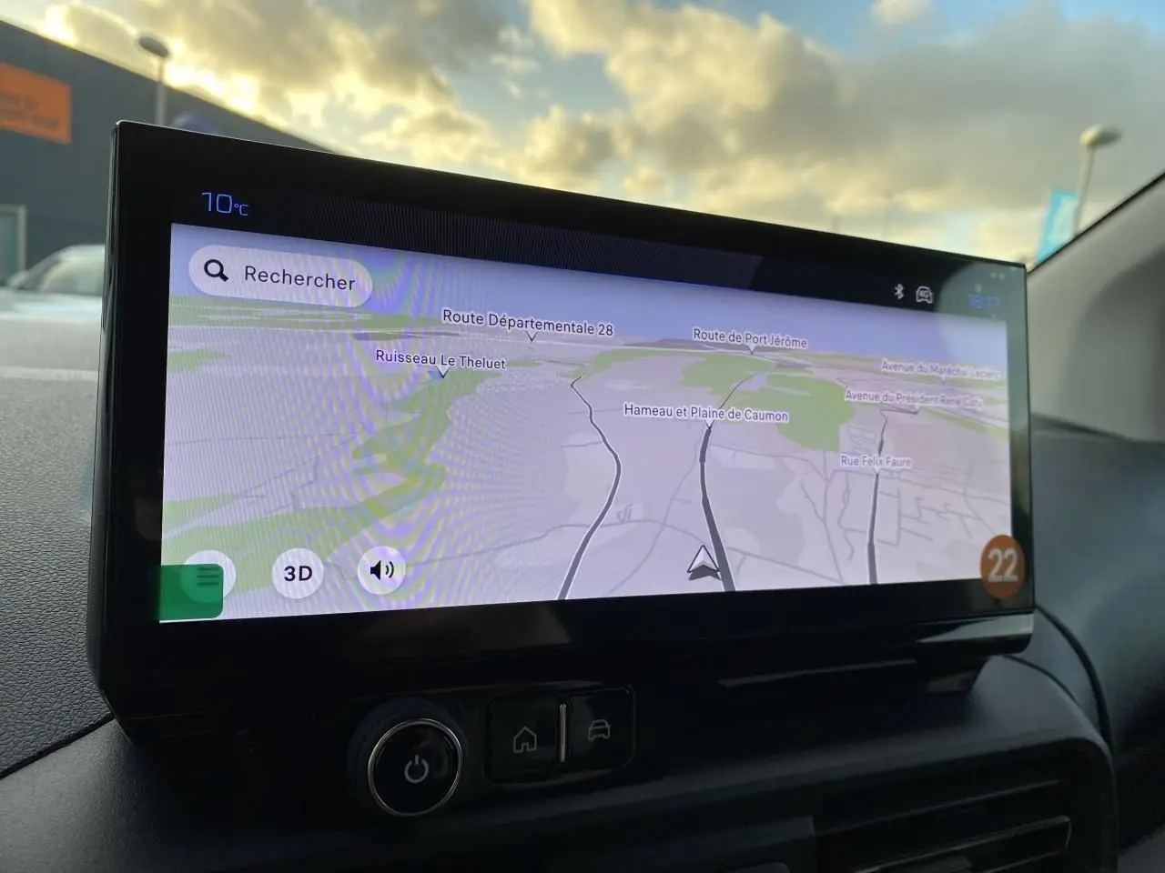 Écran tactile 10 pouces affichant la navigation dans l’habitacle du Peugeot Partner Fourgon blanc, vue de face.