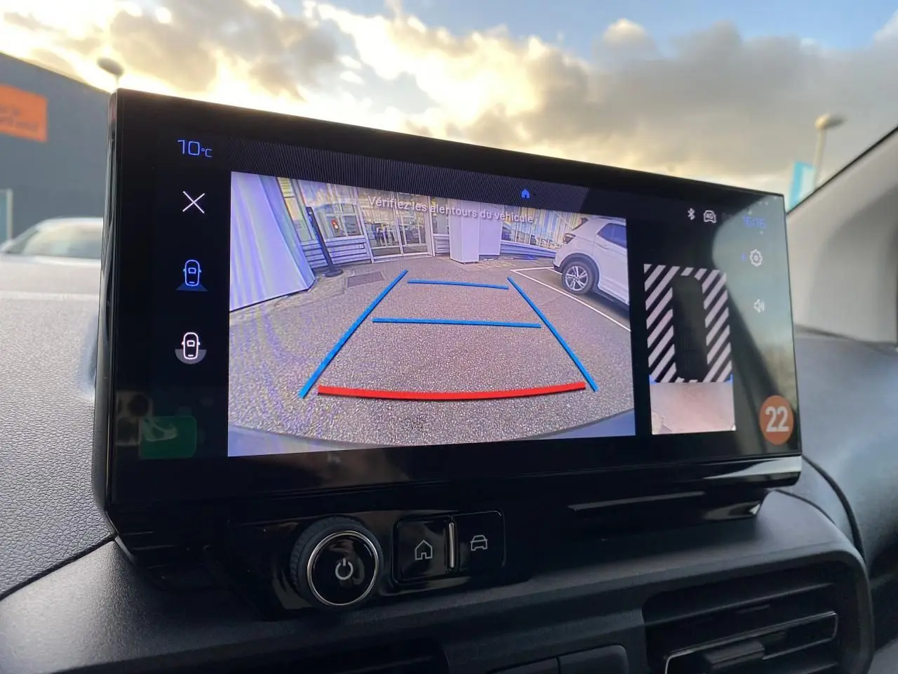 Écran tactile intérieur montrant la caméra de recul et la vision latérale HD du Peugeot Partner Fourgon blanc.