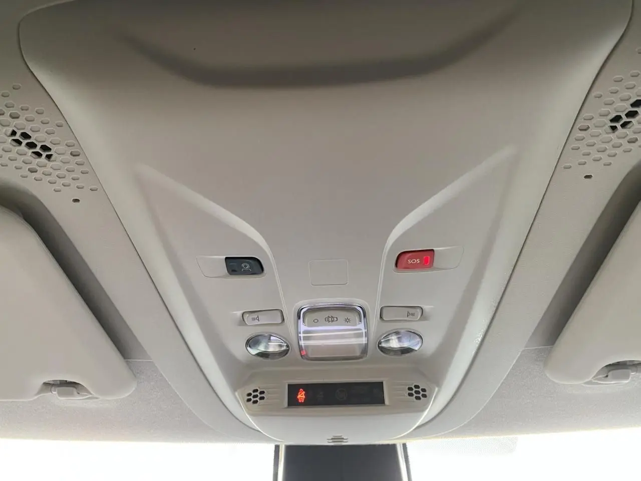 Plafonnier intérieur avec commandes d’éclairage et bouton SOS du Peugeot Partner Fourgon blanc, vue de dessous.