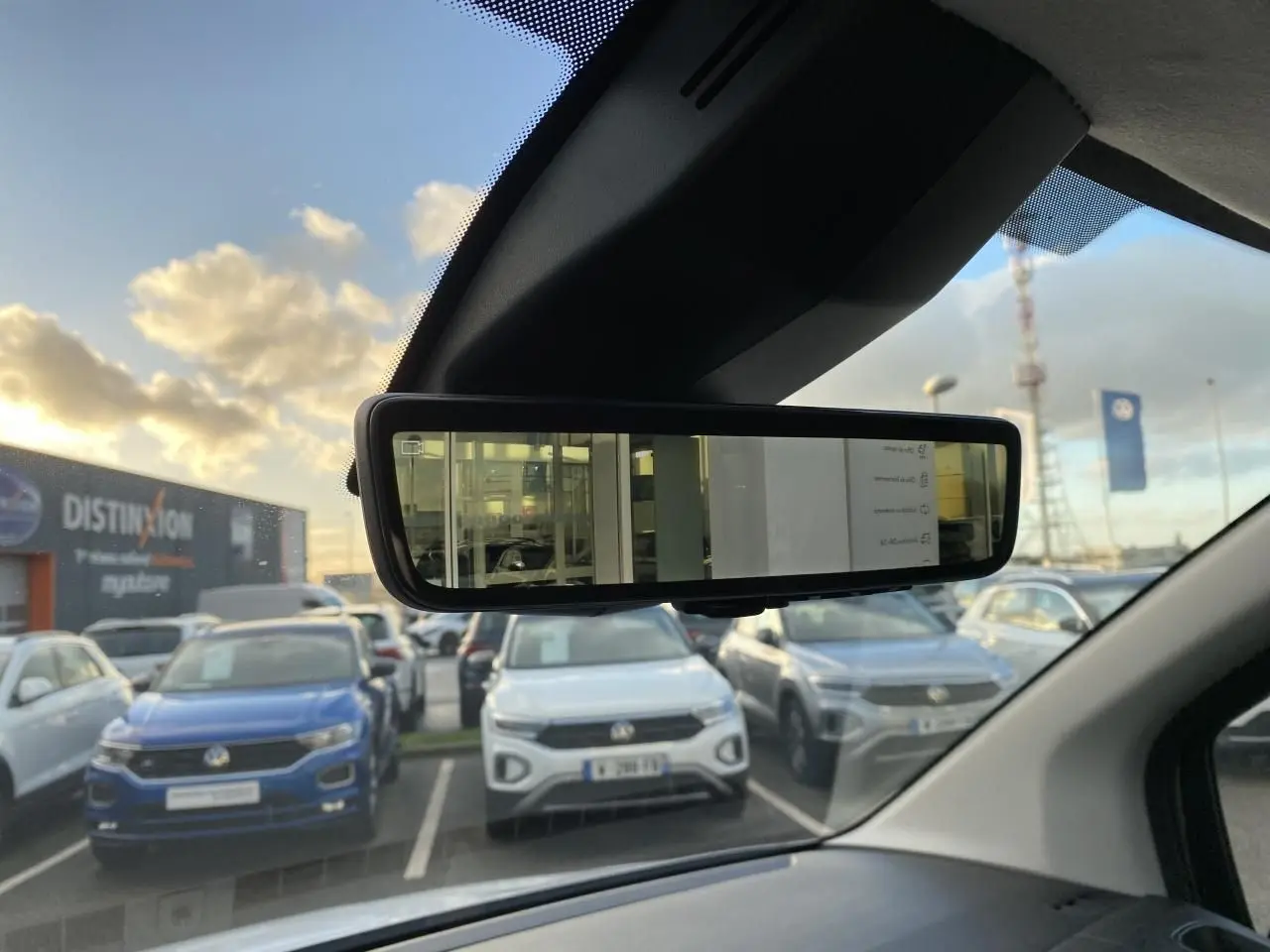 Vue intérieure centrée sur le rétroviseur numérique HD du Peugeot Partner Fourgon blanc, avec reflet de l’arrière du véhicule.