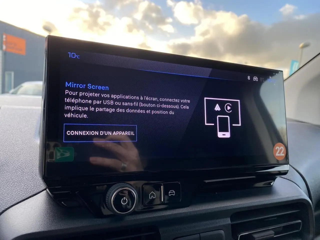 Écran tactile central du Peugeot Partner Fourgon blanc, vue intérieure du tableau de bord côté conducteur.