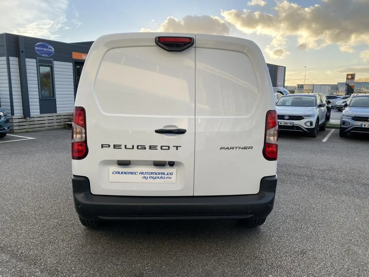 Vue arrière du Peugeot Partner Fourgon blanc 2025 avec portes battantes et feux rouges verticaux.