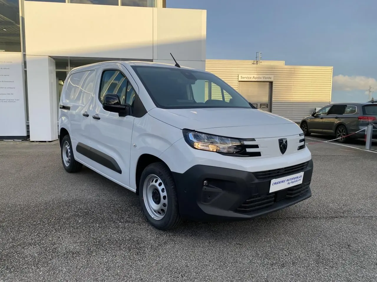 Peugeot Partner Fourgon blanc vu en 3/4 avant droit, avec bouclier noir et jantes tôles grises.