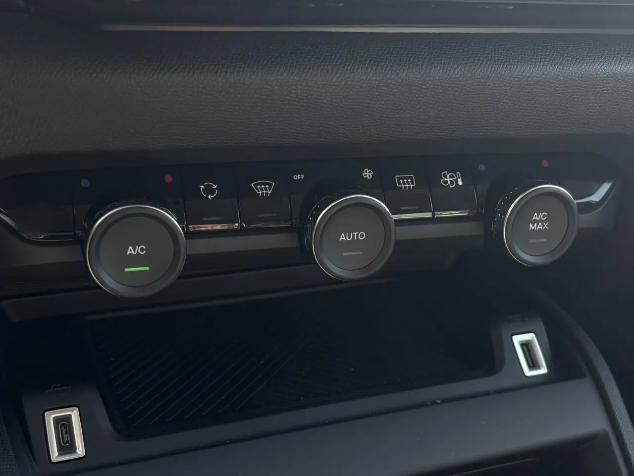 Gros plan sur les commandes de climatisation automatique du tableau de bord d’une Citroën C4 Hybrid 145 e-DSC6 Max.