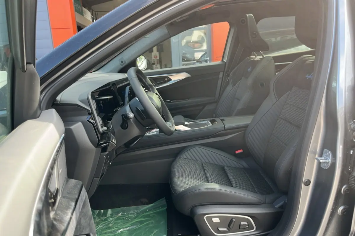 Vue intérieure côté gauche du Renault Austral 200 Esprit Alpine, sièges sport semi-alcantara gris avec logo Alpine brodé.