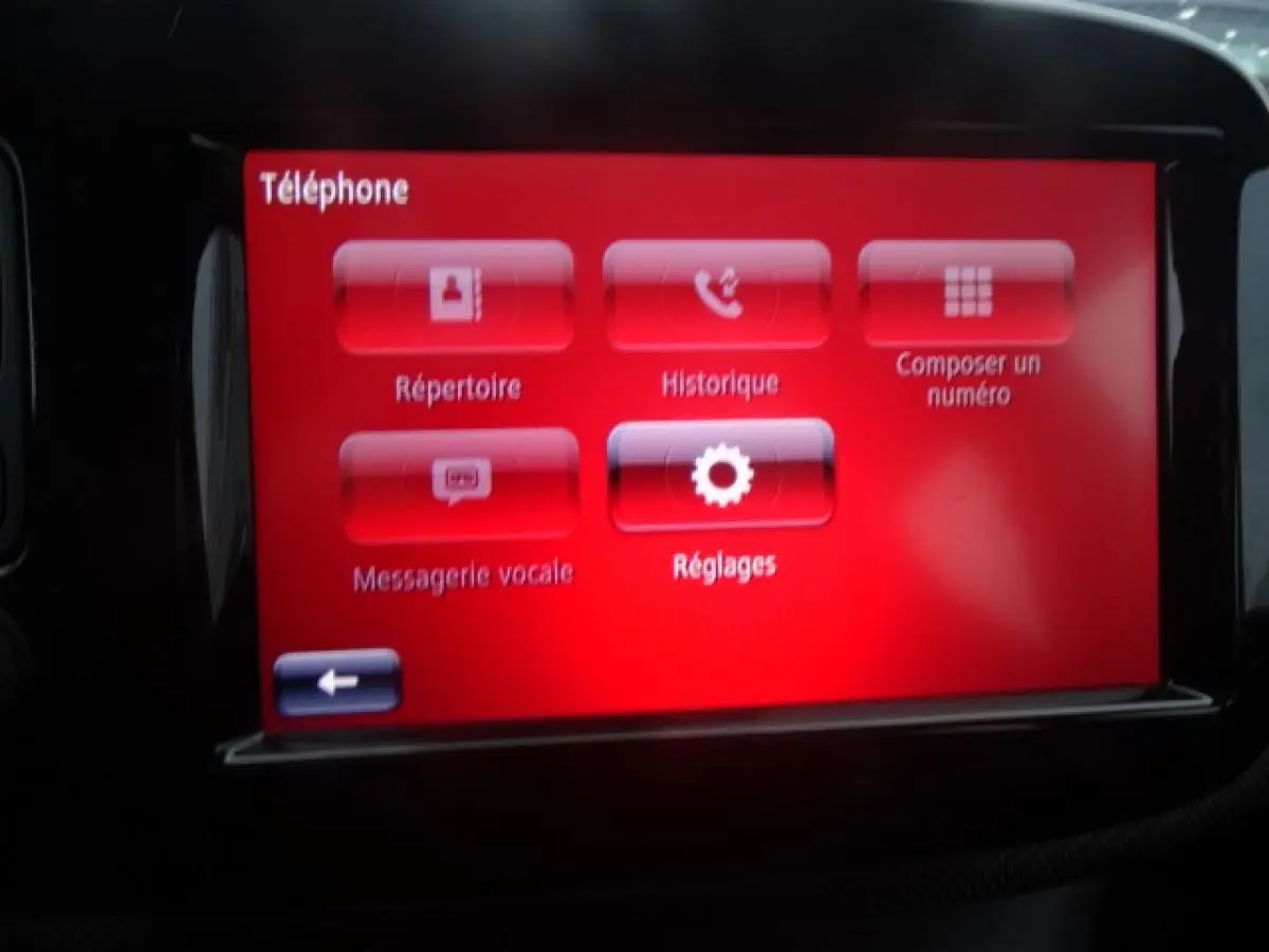 Écran tactile rouge du système multimédia du Smart Forfour Electric Drive Prime, affichant le menu téléphone avec options.