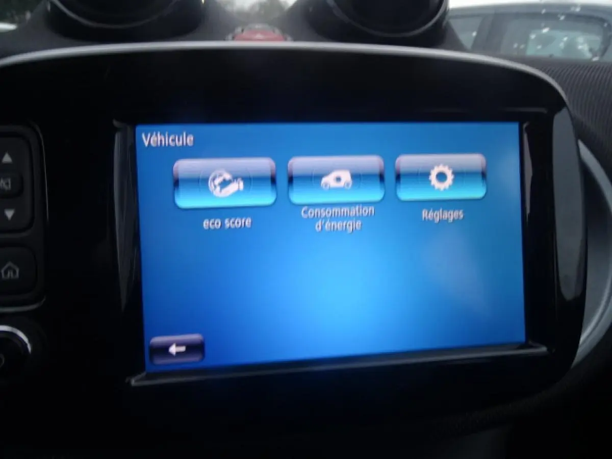 Écran multimédia bleu affichant les options éco score, consommation d'énergie et réglages dans une Smart Forfour électrique blanche.