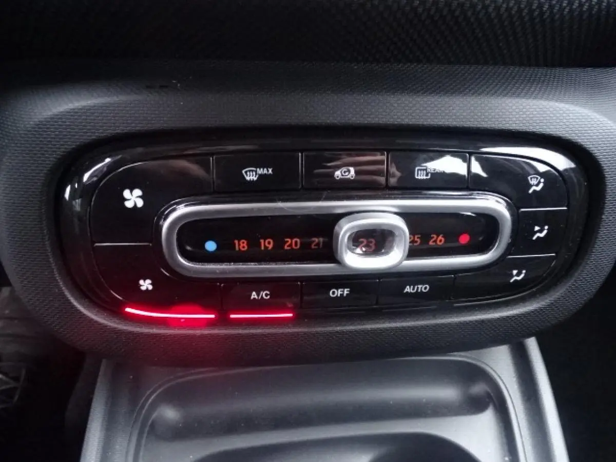 Panneau de commande de climatisation noir brillant du Smart Forfour électrique, avec affichage digital rouge et boutons tactiles.