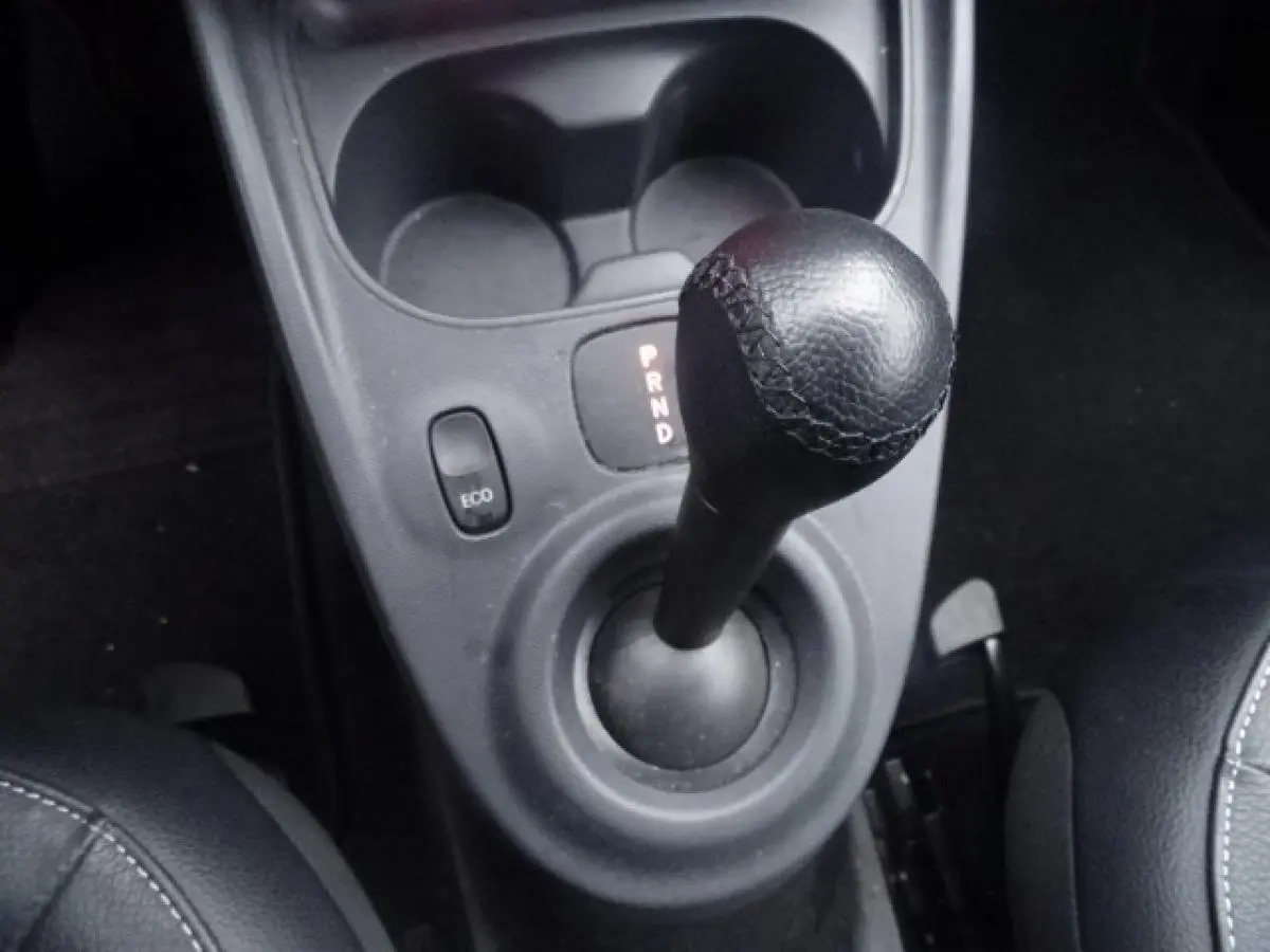 Le levier de vitesses automatique en cuir noir de la Smart Forfour Electric Drive Prime, vue plongeante intérieure.
