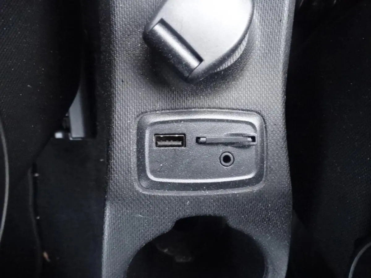 Gros plan sur les prises USB et carte SD dans l'habitacle noir de la Smart Forfour Electric Drive Prime 2018.