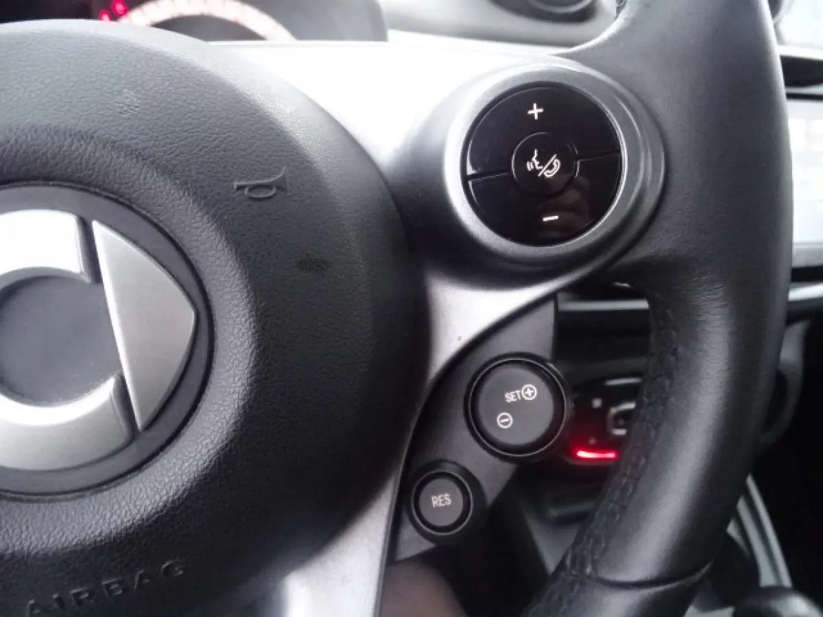 Gros plan sur le volant cuir multifonctions noir de la Smart Forfour Electric Drive Prime 2018 avec commandes au volant.