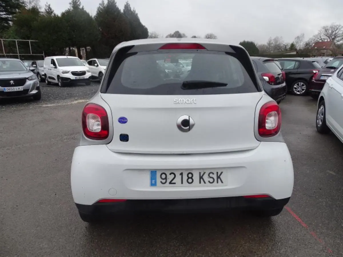 Vue arrière d'une Smart Forfour électrique blanche avec logo smart EQ et plaque d'immatriculation espagnole.