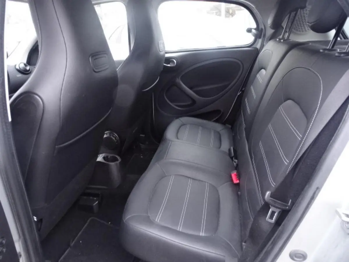 Vue intérieure côté droit des sièges arrière en cuir noir de la Smart Forfour Electric Drive Prime blanche de 2018.
