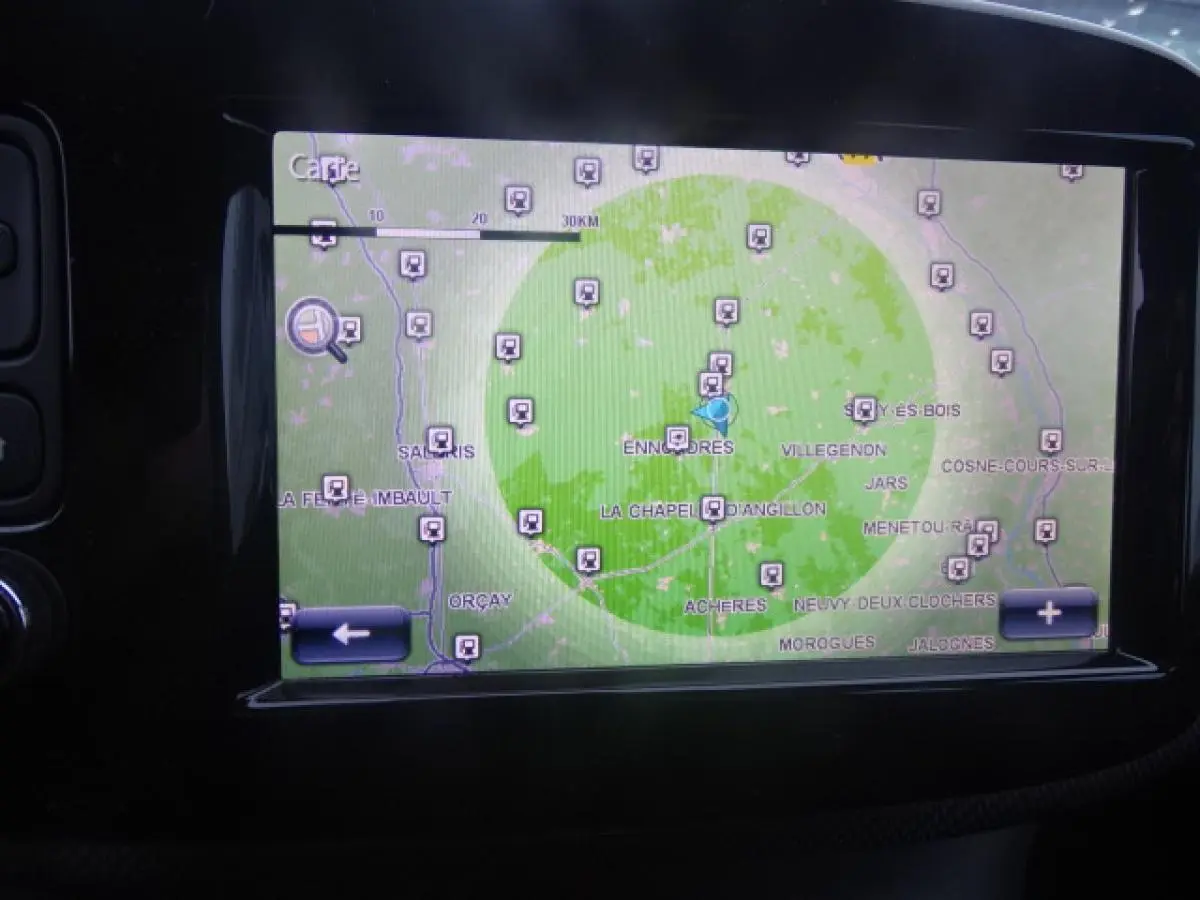 Écran tactile du système de navigation de la Smart Forfour Electric Drive Prime, affichant une carte en mode GPS.