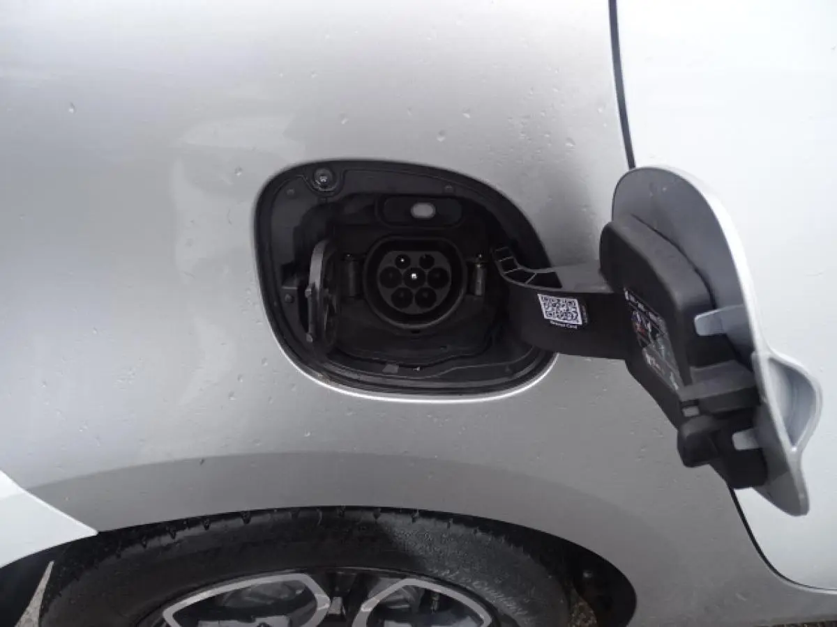 Prise de recharge ouverte côté arrière droit d'une Smart Forfour Electric Drive Prime blanche, montrant la borne de connexion.