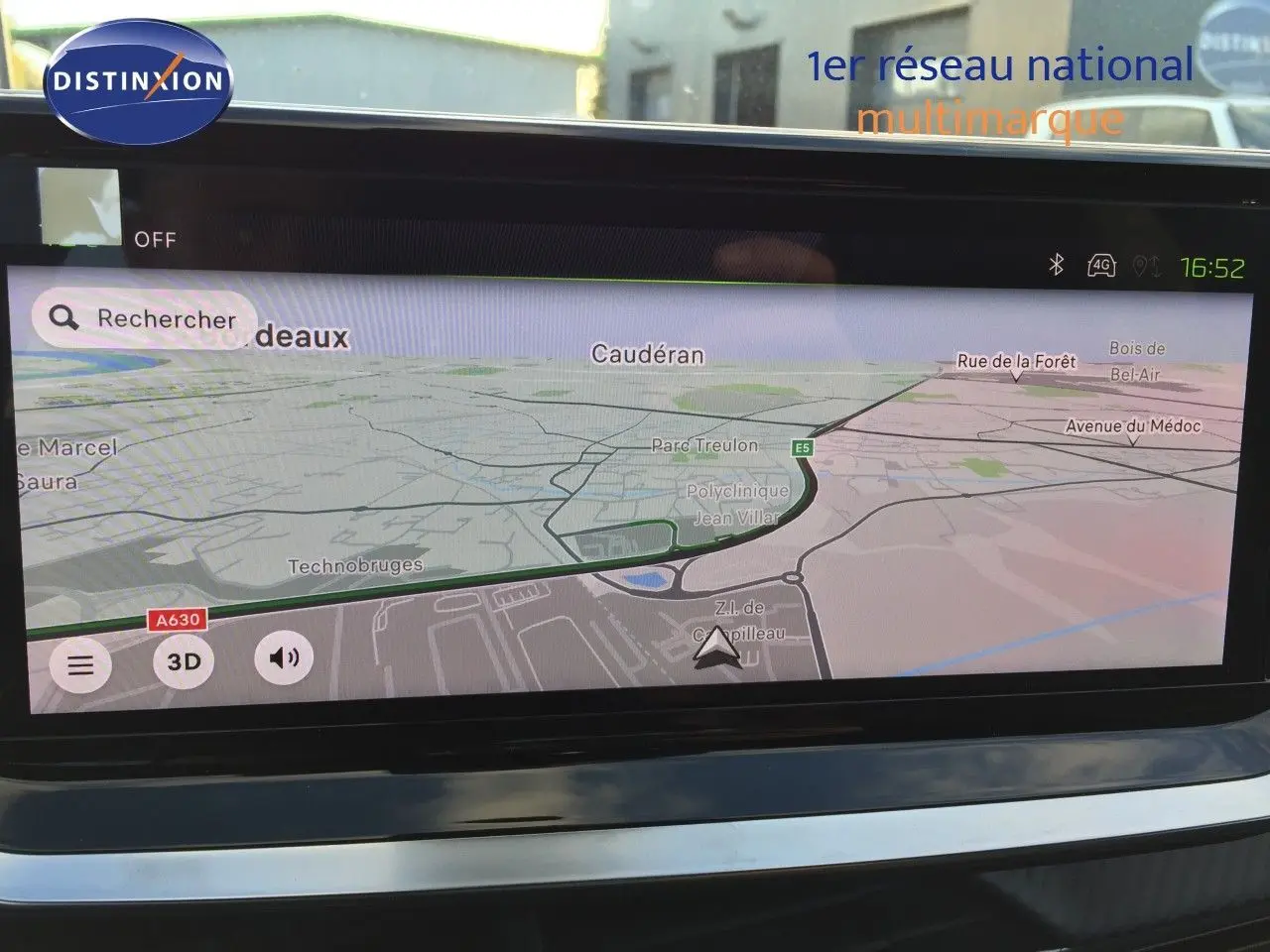 Écran tactile du GPS intégré dans une Peugeot 208 GT 2025, affichant une carte de navigation en intérieur.