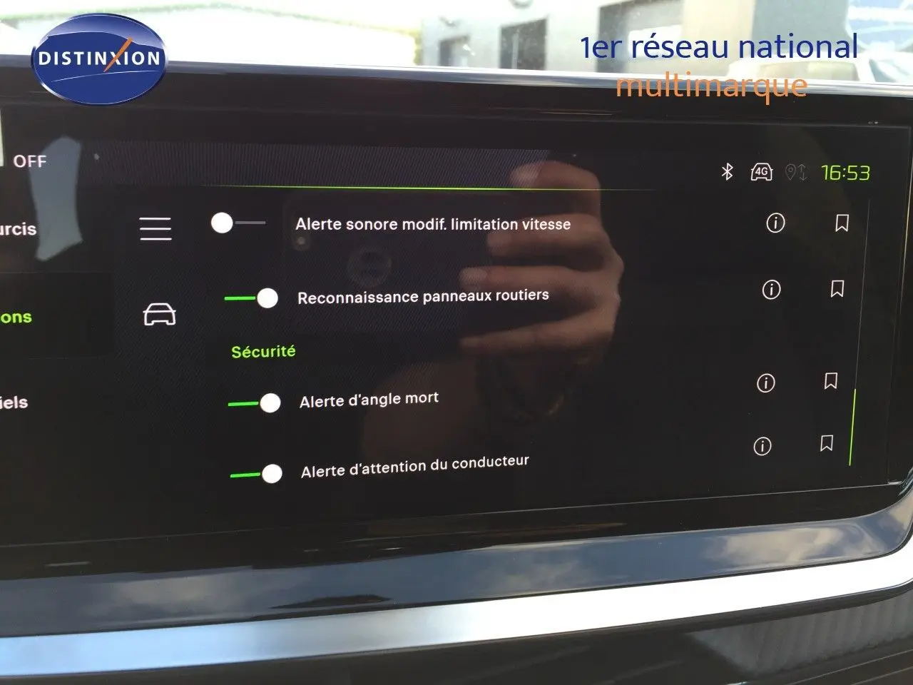 Écran tactile intérieur de la Peugeot 208 2025 affichant les options de sécurité activées.