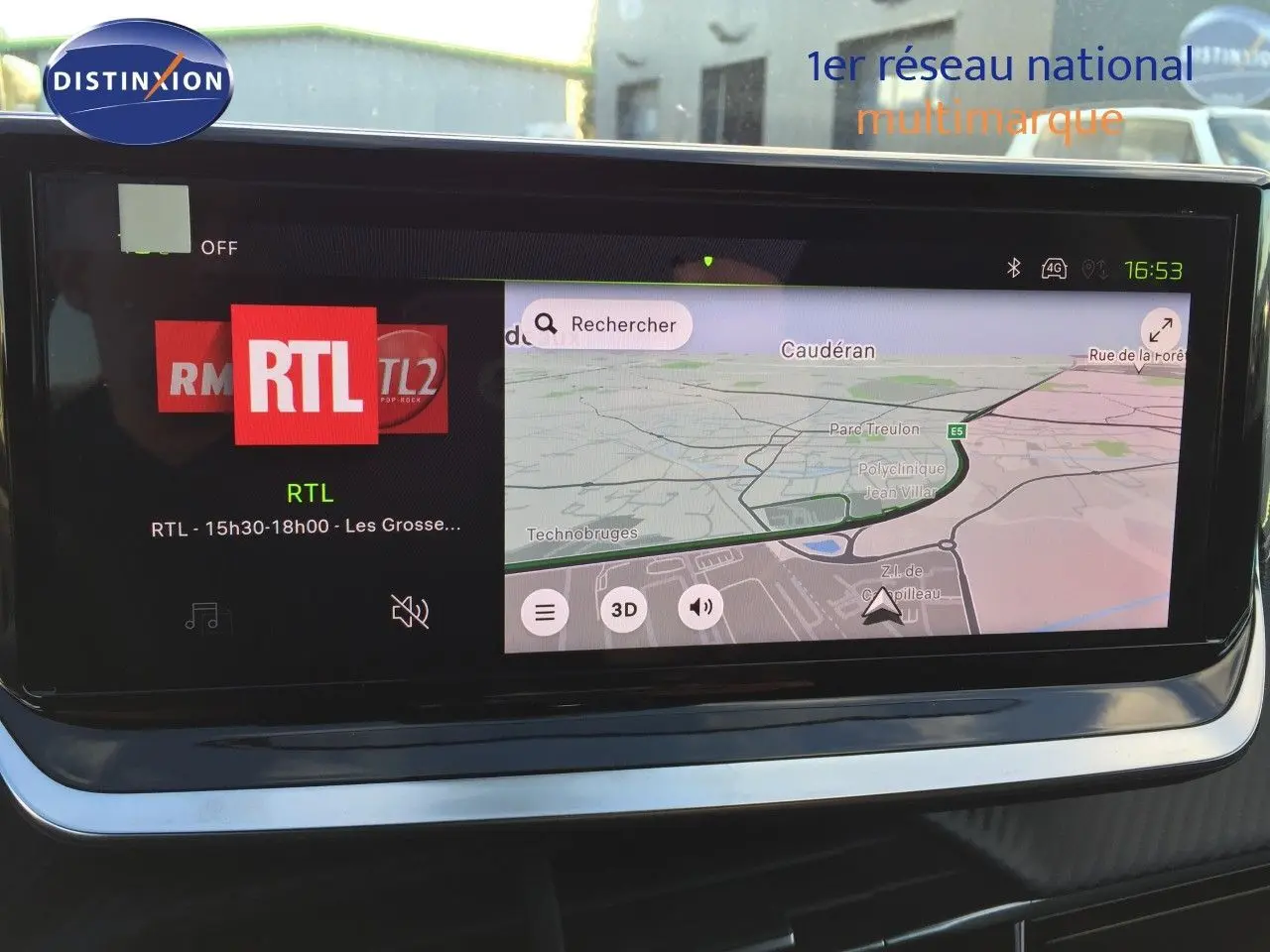 Écran tactile central de la Peugeot 208 2025 affichant la radio RTL et la navigation GPS en intérieur noir.