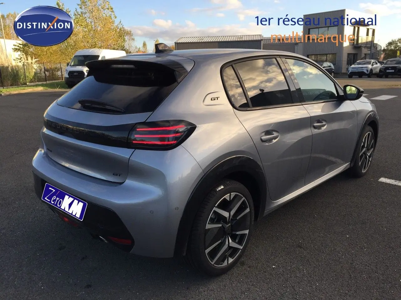 Vue 3/4 arrière droite d'une Peugeot 208 GT gris Artense métallisé avec feux LED et jantes alliage distinctives.