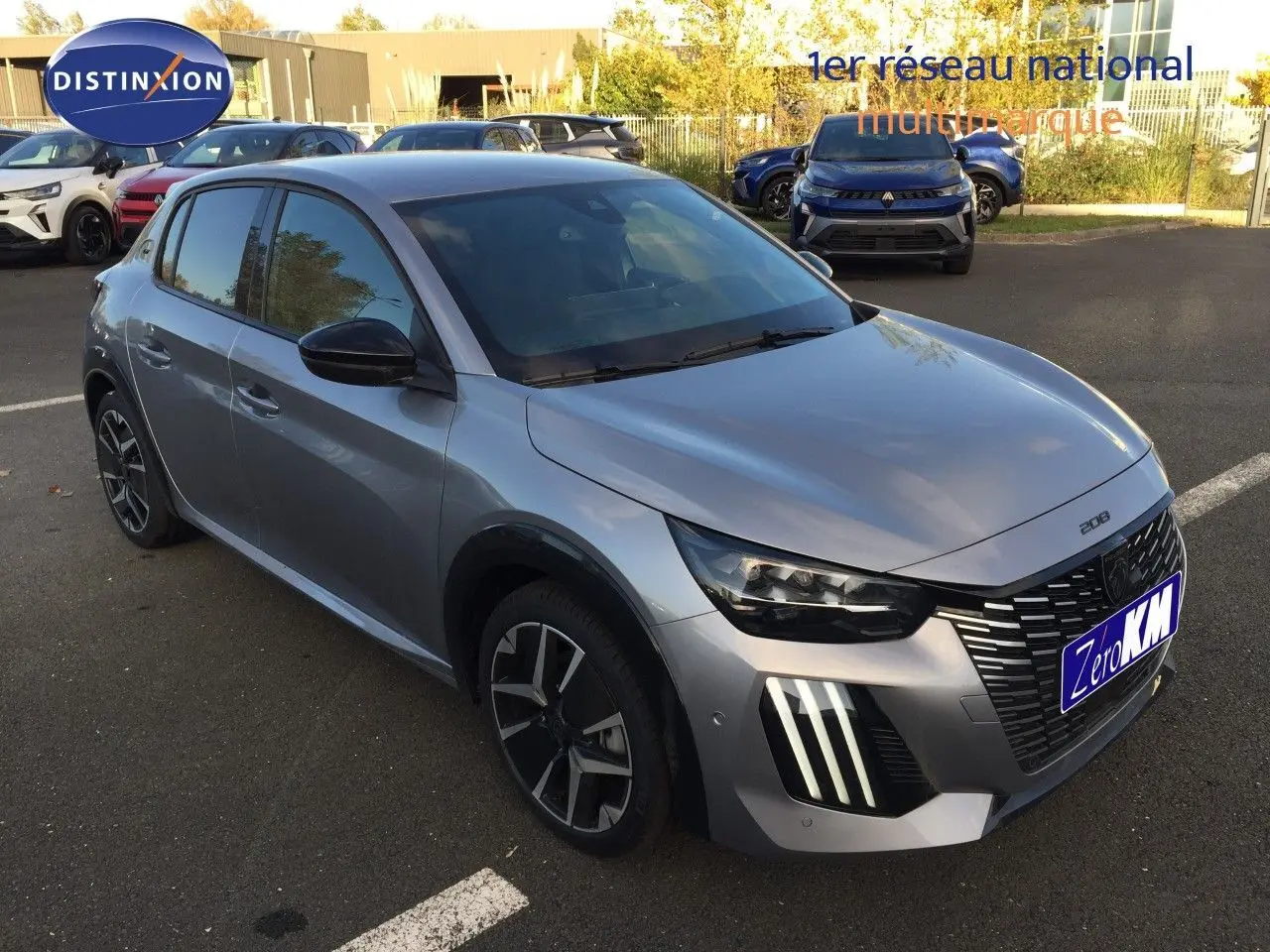 Peugeot 208 gris Artense métal vue 3/4 avant droit avec signature lumineuse LED distinctive et jantes stylées.