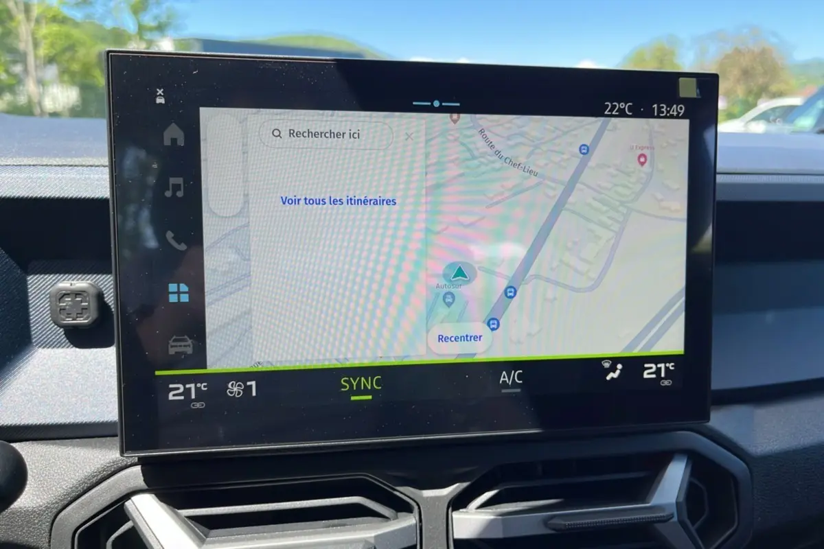Écran tactile 10,1 pouces affichant la navigation GPS dans l'habitacle du Dacia Bigster 2025.